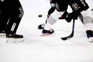 Hockey är en av de populäraste sporterna för svenskar att betta på – vilka spelsätt är vanligast?