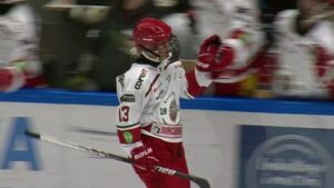 Mira Hallin skjuter första SDHL-målet