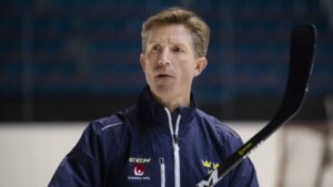 Sparkad NHL-coach på is med Tre Kronor: ”En chans att lära mig något nytt”