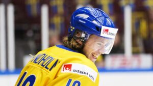 Elias Lindholm om debutsuccén i Tre Kronor: ”Var nästan för bra för att vara sant”