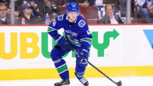 VIDEO: Se Elias Pettersson skicka omkull sin motståndare med iskall dragning