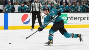 Erik Karlsson försäkrar – har inte begärt trejd från Sharks