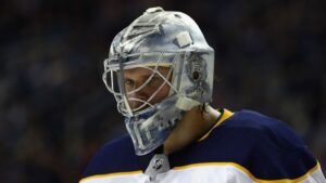 Blev klippt av motståndarens fru – då höll Robin Lehner andra raka NHL-nollan