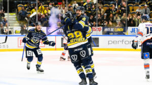 André Petersson gjorde två mål när HV 71 vann mot Växjö