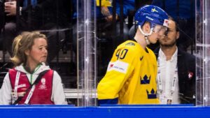 JUST NU: Elias Pettersson skadad – lämnade VM-matchen