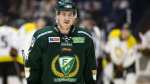 Hade en tung säsong i Färjestad – nu är han klar för KHL-spel