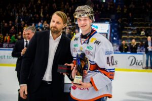 Elias Pettersson utsedd till slutspelets MVP – vann Stefan Liv Memorial Trophy