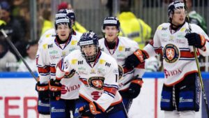 17-årige juniorlandslagsmannen stannar i SHL