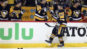 Crosby och Penguins gick på knock direkt – Flyers förnedrat: ”Det är pinsamt”