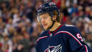 Försöker locka kvar Panarin – med gratis sprit resten av livet