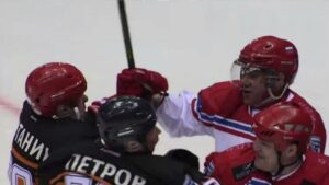 VIDEO: Här är Putin med i ett hockeyslagsmål