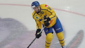 Rundblad kolliderade i KHL-matchen – ut på bår