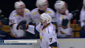 Här gör stjärnan gör mål direkt i SHL-debuten