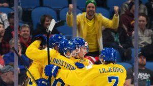 Juniorkronorna bjöd på show – Sverige är i JVM-final