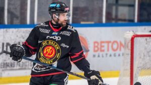 Klart: Tidigare SHL-backen stannar i Hockeyettan