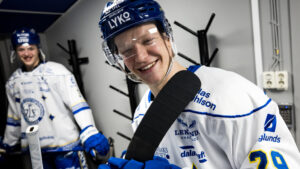 Emil Heineman får göra sin NHL-debut i natt