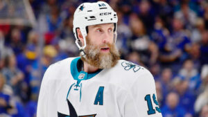 Joe Thornton får tröjan hissad i taket av San Jose Sharks