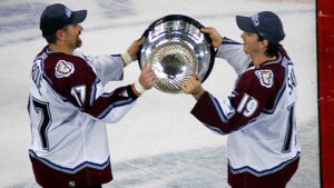 Video: Joe Sakic lämnar över Stanley Cup-bucklan till Ray Bourque