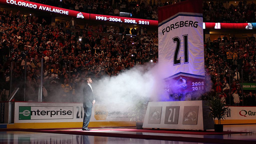 Peter Forsberg fick sin tröja hissad i taket av Pepsi Center 2011. 