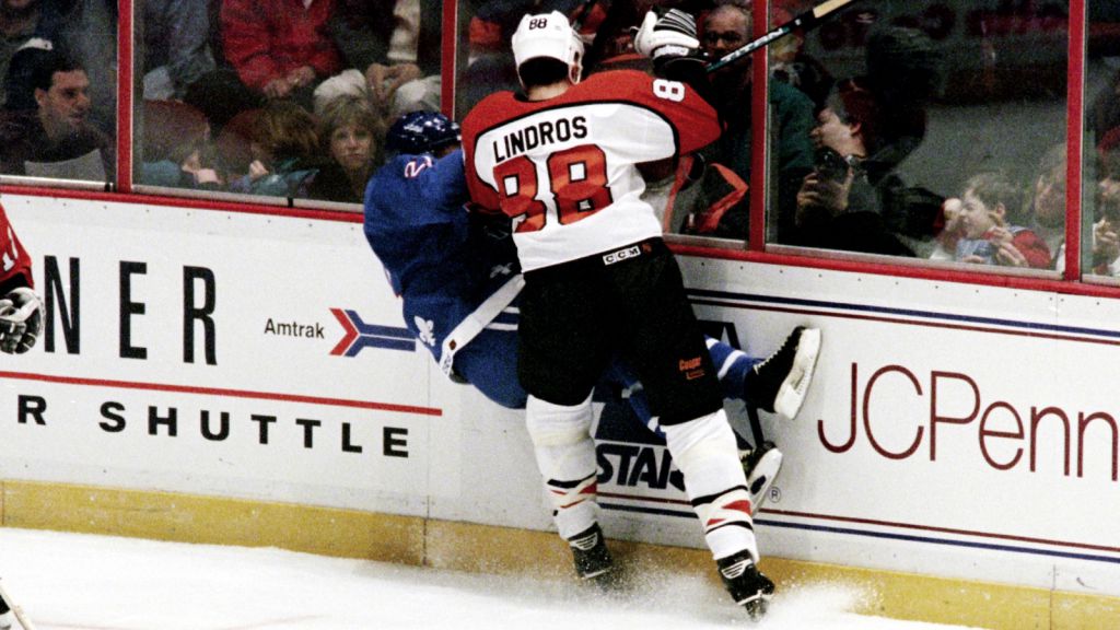 Peter Forsberg åker på en tung tackling av Eric Lindros.