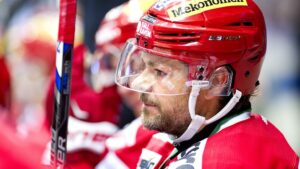 Uppgifter: Modokaptenen följer med ner i Hockeyallsvenskan