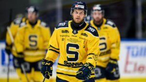 Södertäljes Viktor Grahn jagas av flera SHL-klubbar