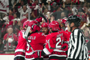 Carolinas segerrad fortsätter efter 5-2 mot St Louis