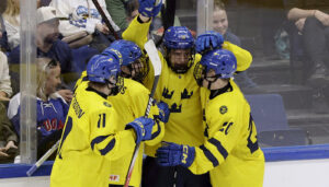 Småkronorna klara för semifinal i VM – slår ut Finland