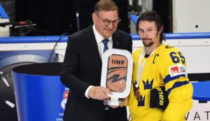 Erik Karlsson nominerad till årets manliga spelare av IIHF