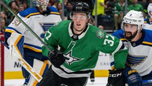 Oskar Bäck förlänger kontraktet med Dallas Stars