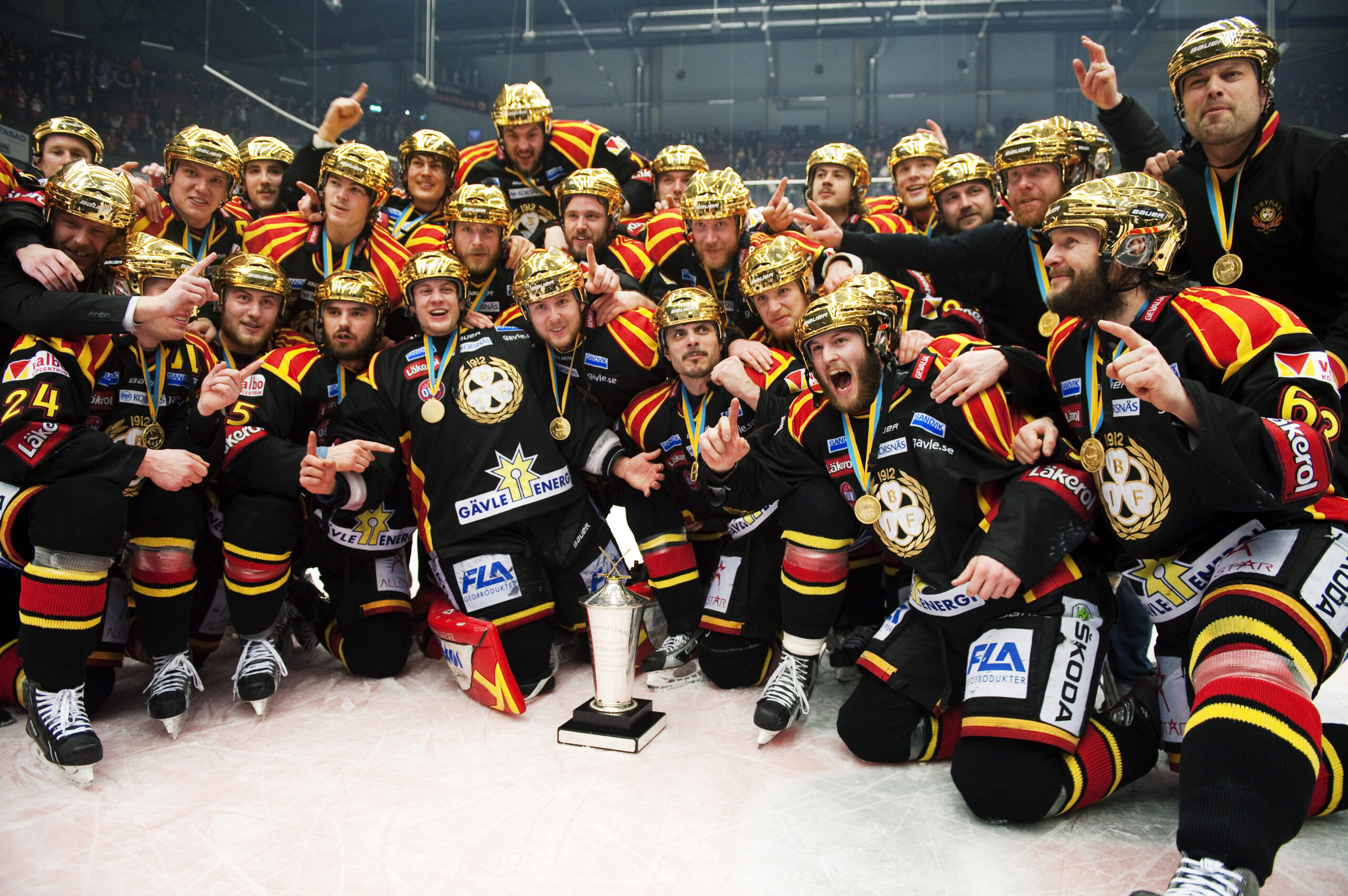 120419 Ishockey, Elitserien, SM, final 6, Bryns - Skellefte: Bryns vann SM-guld efter 2-0 i match 6. Svenska Mstare 2012, SM-guld, guld, jubel, gldje. © Bildbyrn - 86133