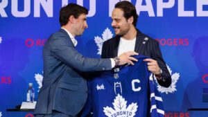 John Tavares lämnar över Toronto Maple Leafs kaptenskap till Auston Matthews