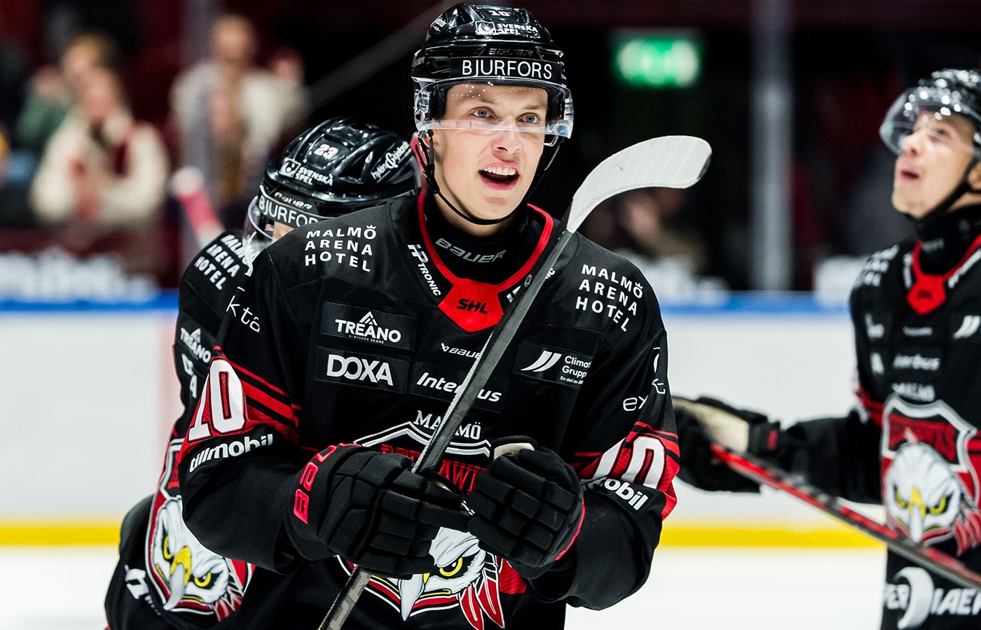 “Det känns sjukt kul att få fortsätta i Redhawks”