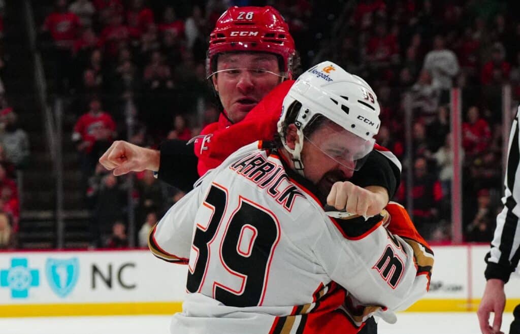 Brendan Lemieux bryter sitt kontrakt med Carolina Hurricanes.