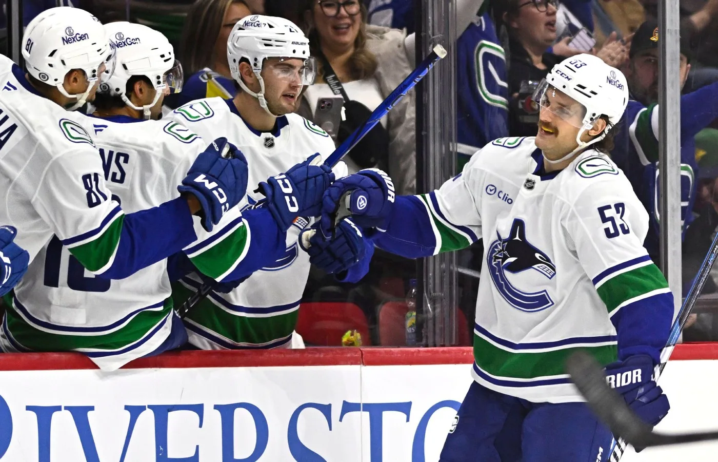 Teddy Bluegers mamma vann 50/50-lotteriet på en av Vancouver Canucks hemmamatcher.