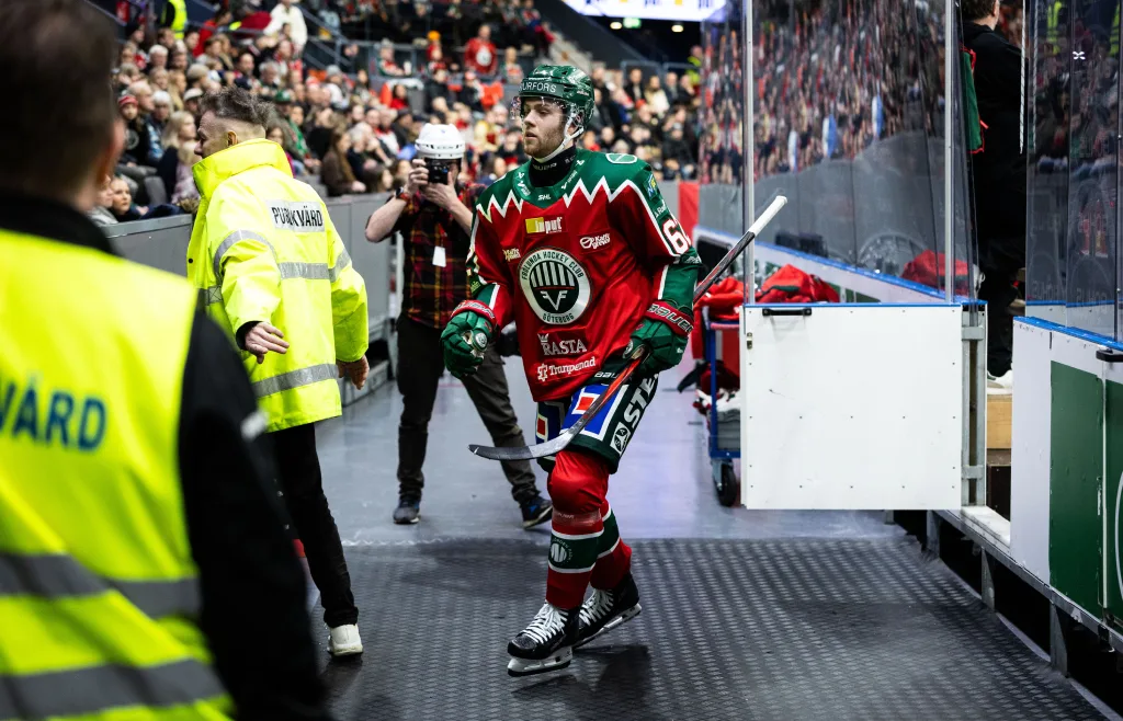 Forwarden får matchstraff direkt