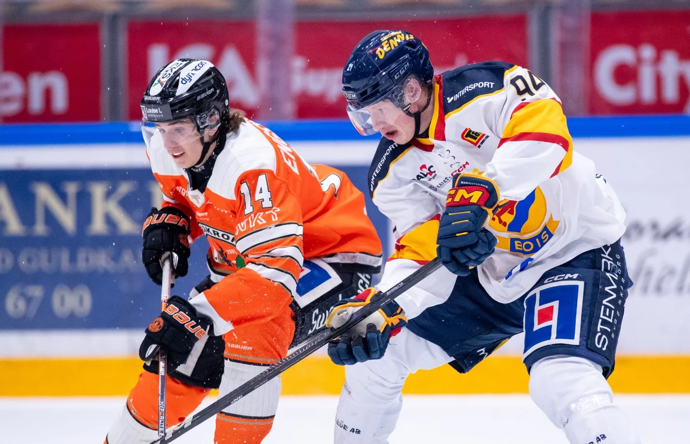 250310 Karlskronas Liam Engström och Mariestads Emil Smedberg under ishockeymatchen i kvalet till Hockeyallsvenskan mellan Karlskrona och Mariestad den 10 mars 2025 i Karlskrona. Foto: Patric Söderström / BILDBYRÅN / COP 347 / PT0007