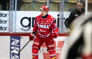 Hållander historisk – vinner årets forward
