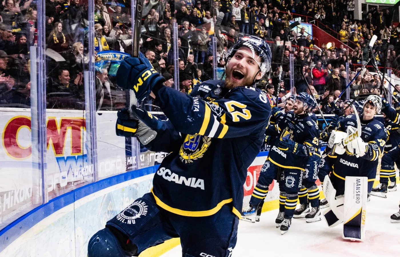 Jacob Bjerselius firar Södertälje SK:s avancemang till Hockeyallsvenskans semifinal.