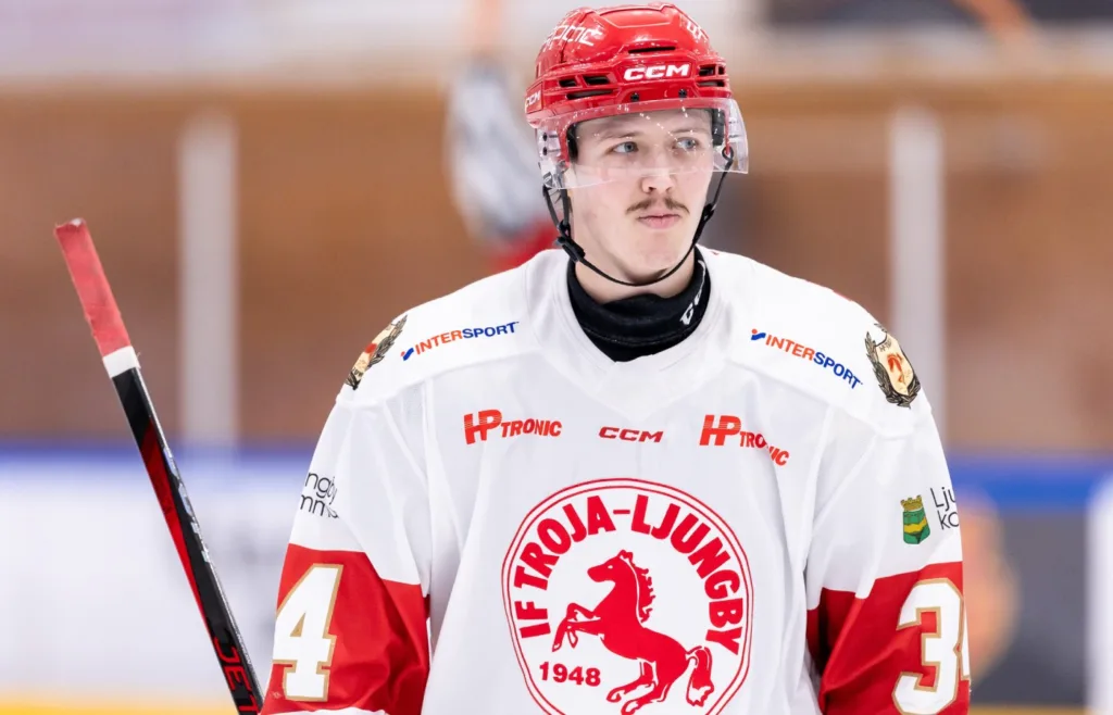 Oscar Nordin hattrickskytt för Troja-Ljungby i Hockeyettan södras final mot Visby/Roma.