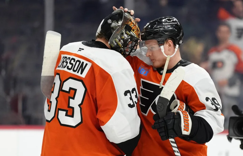 Samuel Ersson och Matvej Mitjkov firar Philadelphia Flyers seger mot Buffalo Sabres.