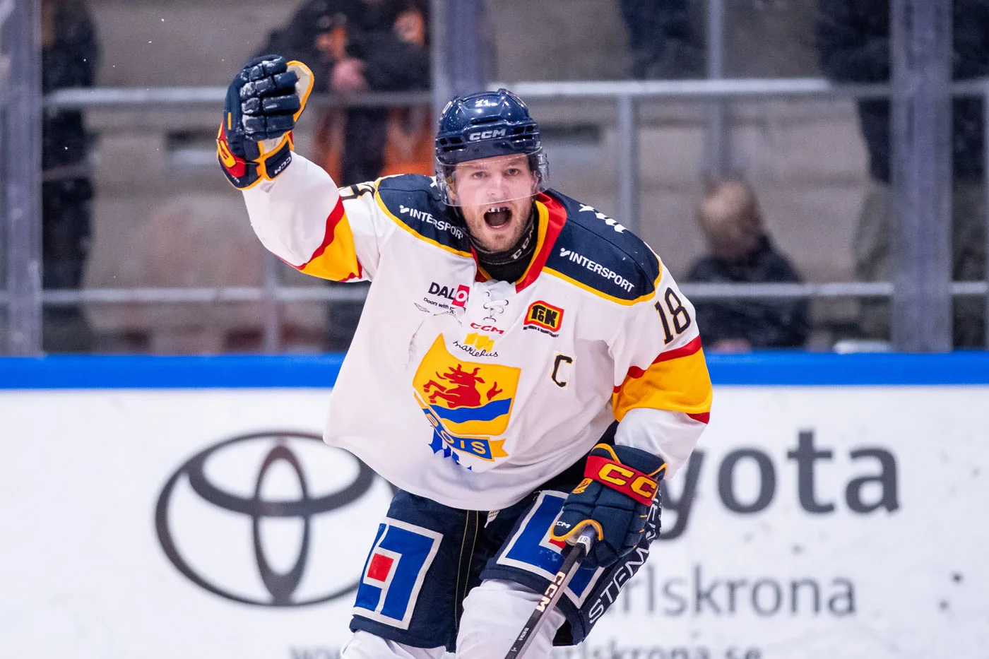 Jesper Lindén och hans Mariestad tog åttondelsfinalen till en femte och avgörande match mot Karlskrona. Foto: Patric Söderström/Bildbyrån