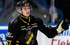 Toppbacken stannar i AIK – trots SHL-intresse