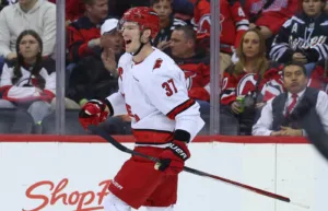 Svetjnikovs hattrick tar Carolina mot avancemang