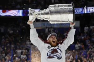 Landeskog tillbaka i NHL – med bara dagar till slutspel