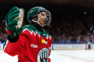 17-åring nätade i SM-semifinal – belönas nu med A-lagsavtal