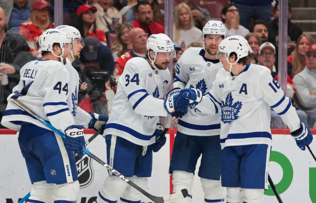 Auston Matthews (mitten) jublar tillsammans med sina lagkamrater i Toronto Maple Leafs.