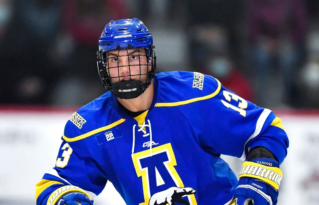 Filip Fornåå Svensson i University of Alaska Fairbanks tröja