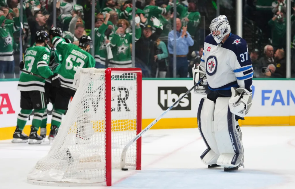 Connor Hellebuyck och hans Winnipeg Jets fortsätter att ha det jobbigt på bortais.