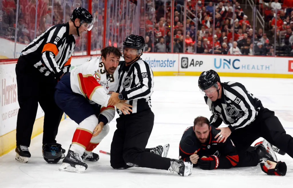 Brad Marchand och Shayne Gostisbehere råkade i luven på varandra.